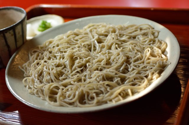 Freshly made thinly sliced soba noodles with a rich flavor and aroma.