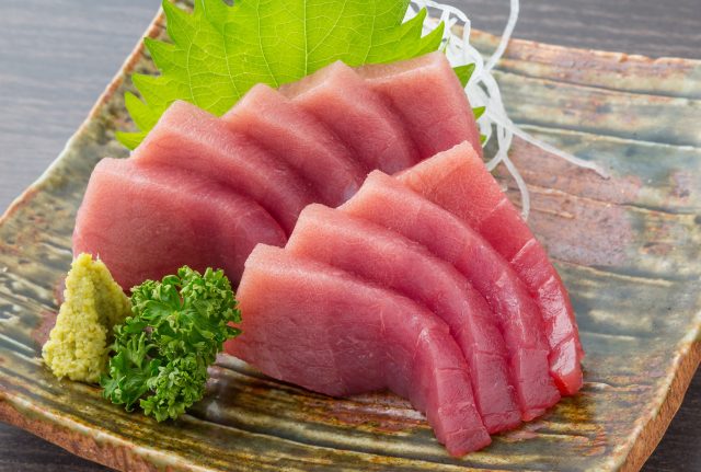A la carte dishes such as fresh tuna from Kishu Katsuura.