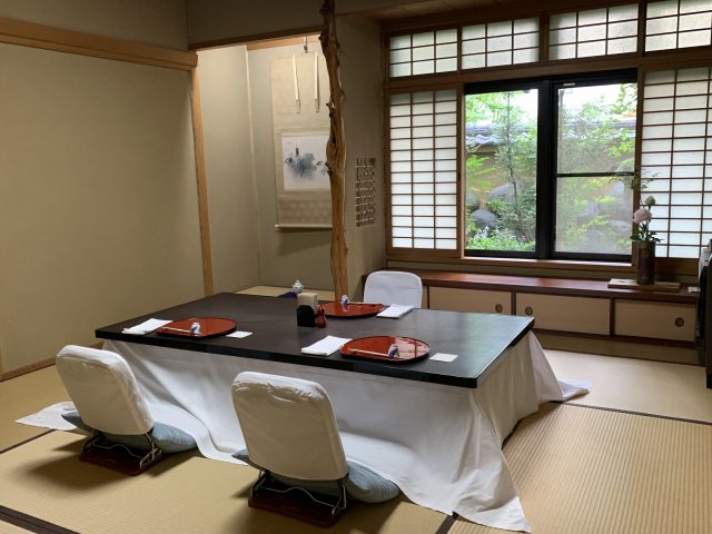 The first half of the tempura kaiseki course is served in a traditional private room. 