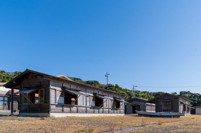 タイプの異なる3棟の海女小屋がある