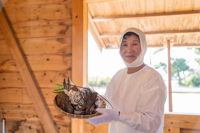 現役、または現役を退いた本物の海女さんがもてなしてくれる