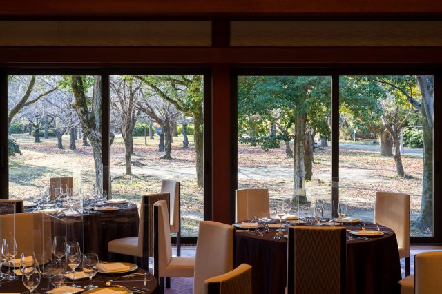 Le paysage saisonnier du jardin s'étend à l'extérieur de la fenêtre