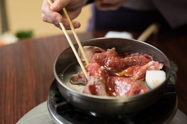 Let's enjoy the finest Matsusaka beef in sukiyaki.