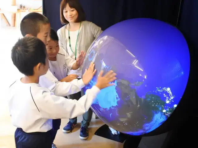 地球リテラシーを養う次世代のデジタル地球儀「触れる地球」を設置しています