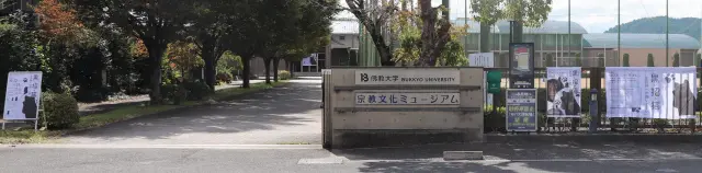 施設出入口