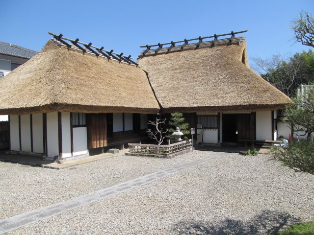 安間家史料館を庭園より望む