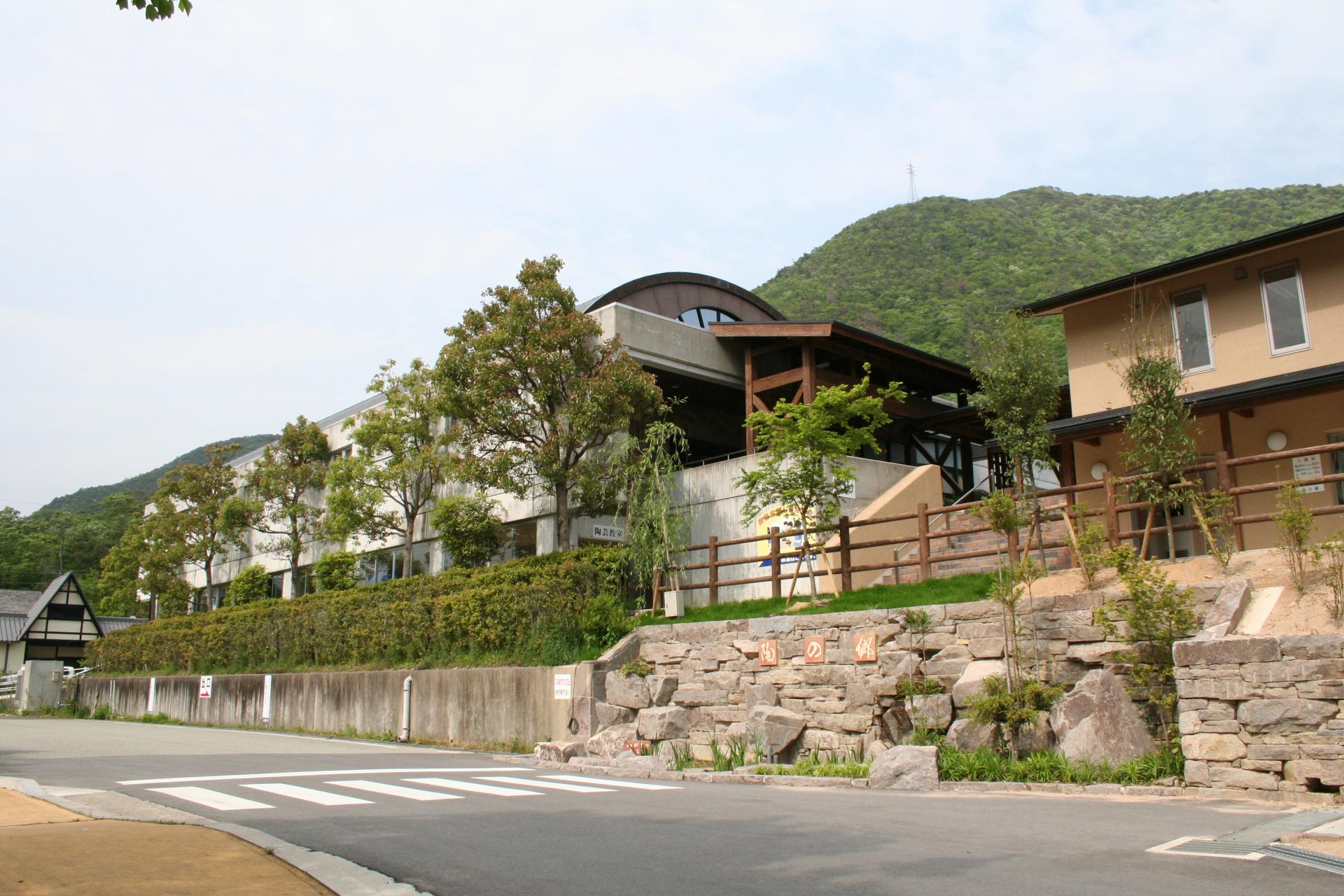 丹波伝統工芸公園 立杭 陶の郷 - 見どころ、交通 & 周辺情報 | The