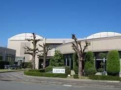 明和町ふるさと会館は、町立図書館（１階）と町立歴史民俗資料館（２階）が一体になった施設です。