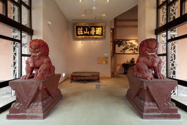 本館1階展示室（獅子／「避暑山荘」扁額／硯）