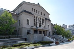 和洋のデザインがとけあった本館は、戦前に建てられた大型の美術館として貴重です。