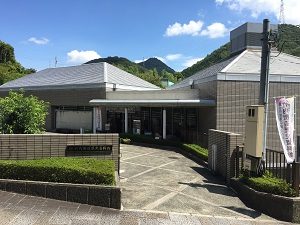 竹内街道歴史資料館（遠方に二上山〔雌岳〕を望む）