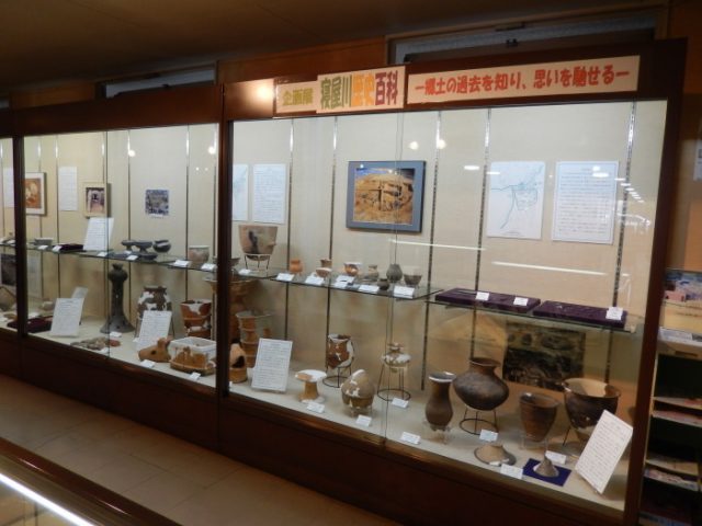 企画展「寝屋川歴史百科－郷土の過去を知り、思いを馳せる－」の展示風景