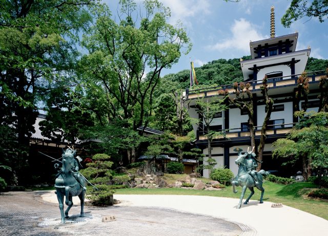 須磨寺境内の宝物館前にある、平敦盛と熊谷直実の一騎討ちを再現した「源平の庭」