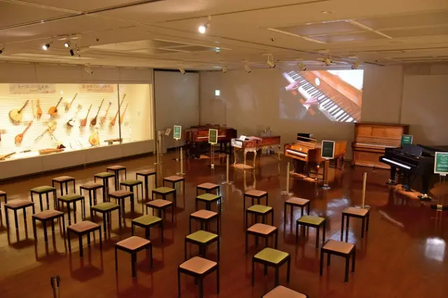 楽器展示室　　鍵盤楽器やオルゴールを映像で紹介