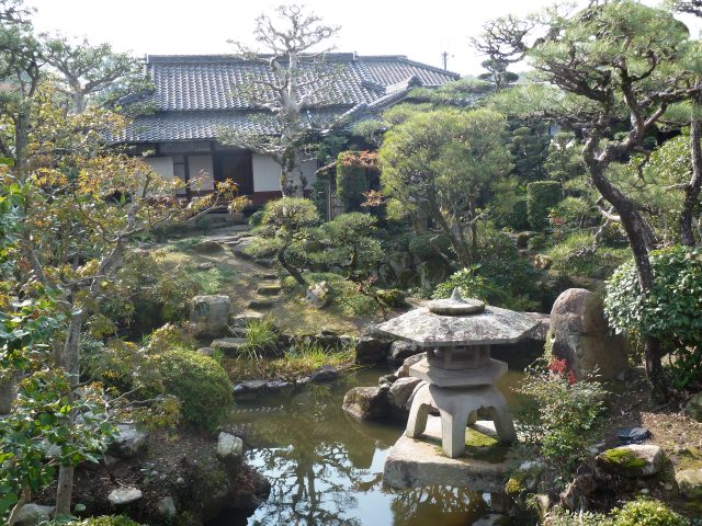 池泉回遊式庭園と母屋