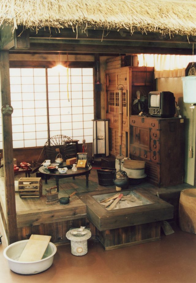 神戸深江生活文化史料館２階展示室・いろりのコーナー