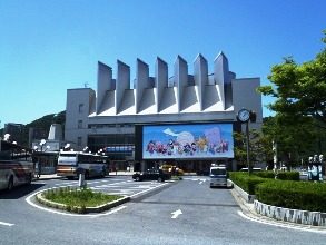 JR境港駅に隣接し、水木しげる先生書き下ろしの壁画が目印です。