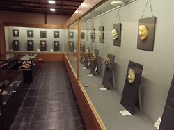 能面公募展の最優秀賞作品など約100面を展示しています。