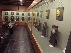 能面公募展の最優秀賞作品など約１００面を展示しています。