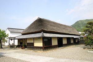 母屋の棟札から推して寛政３年(1791)の建立で、間取りや骨格は明治初期に整ったとの考察もある。