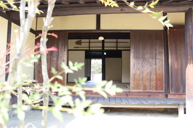 You can also enter the tatami room. Sit on the engawa and relax while admiring the Crane, Tortoise, and Mount Penglai Garden.