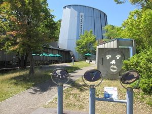 きっづ光科学館ふぉとん屋外展示「光の福笑い」と映像ホール外観