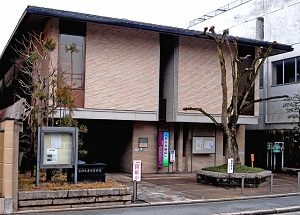 京都市歴史資料館の正面玄関です（寺町通から撮影）。
