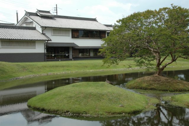 外観の写真。庭園内から望む文化館