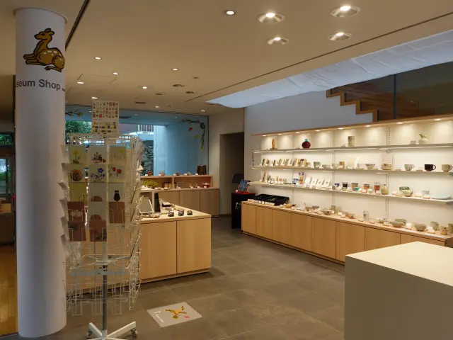 ショップでは、若手作家の作品から匠の技を凝らしたものまで各分野の奈良工芸が揃います。旅のお土産にも。