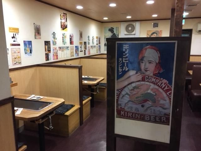 古いポスターも必見の店内