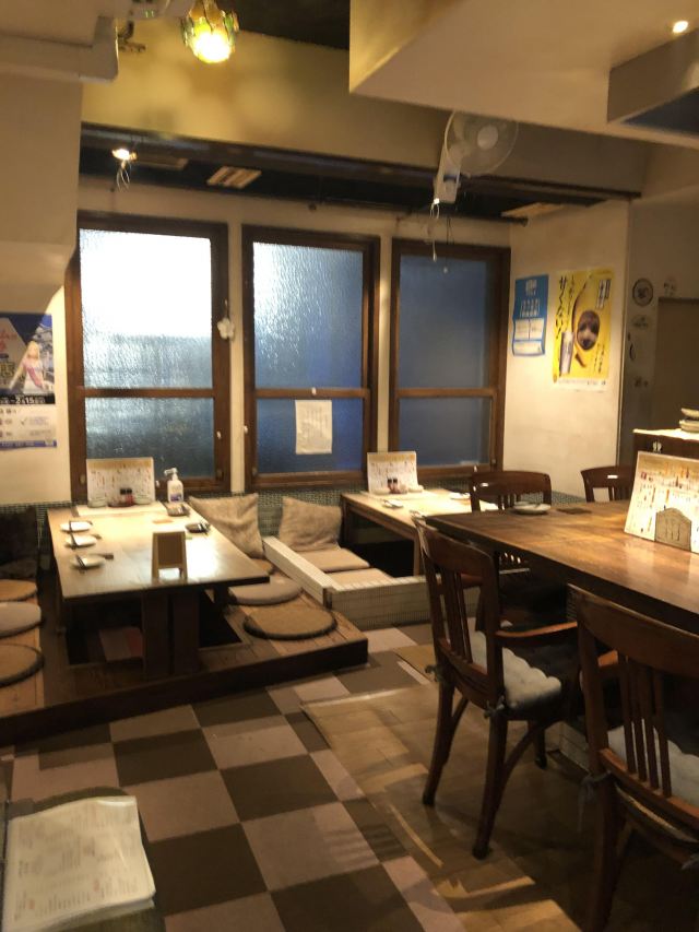 Inside the restaurant, you can take off your shoes and relax, and there are also Horigotatsu (sunken kotatsu) seats that allow you to stretch out your legs.