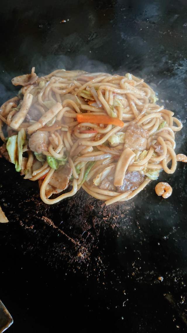 焼きうどんも名物のひとつ