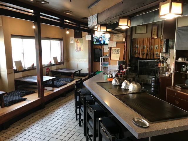 Counter, table and tatami seating are available