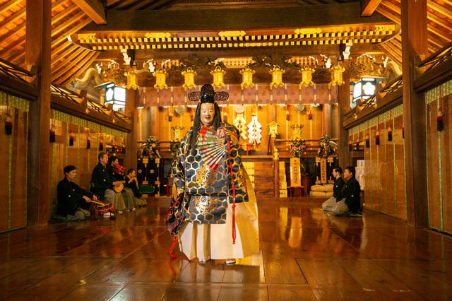 荘厳な御本殿で、能楽の神髄を知る。歴史ある商都「大阪」の文化・気質に触れる旅