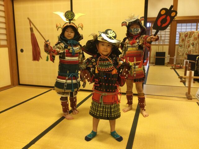 There are several sets of samurai armor available for children.
withsasayama（C）