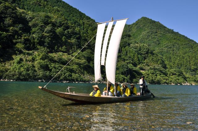 川の熊野古道を伝統の木造船 “三反帆” で巡る2時間 熊野川遊覧