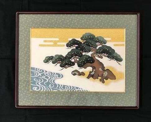This is the auspicious pattern of a pine tree with flowing water rendered in the style of the “Kano School.”