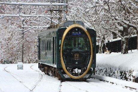 雪景色の八瀬比叡山口駅に到着する観光列車「ひえい」
(c)叡山電鉄株式会社