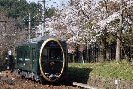 さくら咲く八瀬比叡山口駅に到着する観光列車「ひえい」
(c)叡山電鉄株式会社