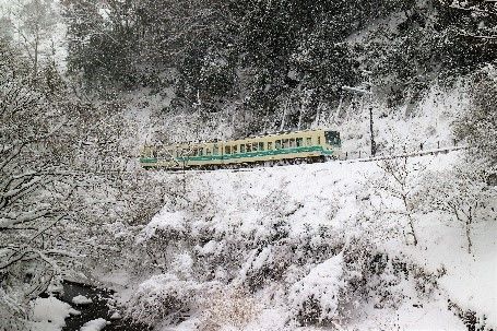 貴船口駅付近の雪景色の中を走る列車
(c)叡山電鉄株式会社