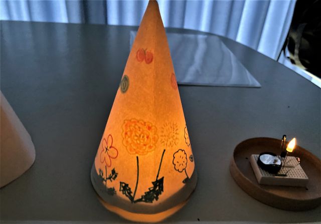 A craft experience to make a reed paper LED lampshade