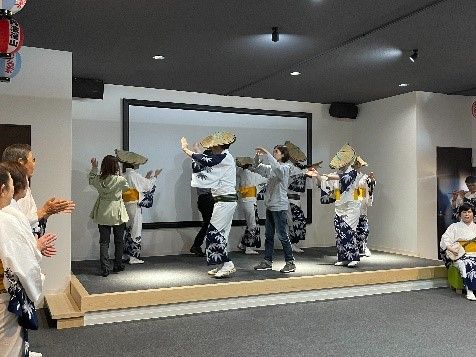 The members of the Dekansho Bushi Preservation Society and the guests dancing together on the stage.