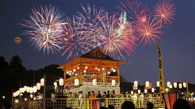 Every year on August 15 to 16, one of the largest wooden watchtowers in Japan is erected and a dance with the general public is performed.
デカンショ祭 実行委員会公式HP