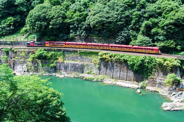 Kameoka Torokko to Hozukyo Torokko: View of fresh greenery in Hozukyo Ravine
(c) Sagano Scenic Railway Co.,Ltd.