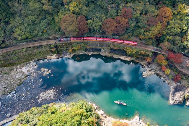 Kameoka Torokko to Hozukyo Torokko: Hozukyo Ravine and the Hozugawa River Boat Ride
(c) Sagano Scenic Railway Co.,Ltd.