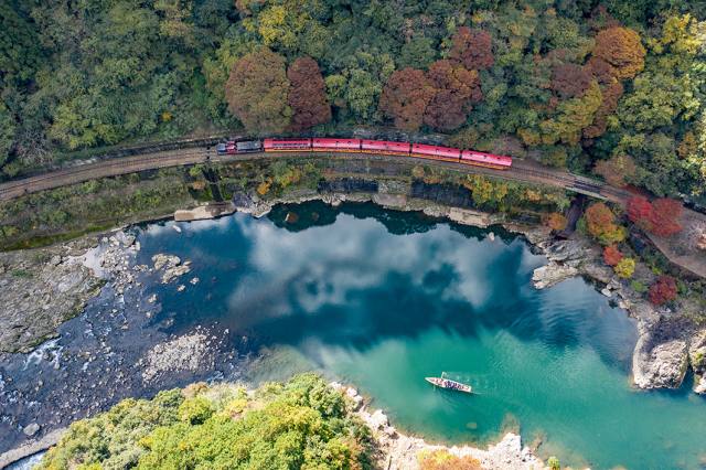 トロッコ亀岡～トロッコ保津峡　保津峡と保津川下り
(c) Sagano Scenic Railway Co.,Ltd.