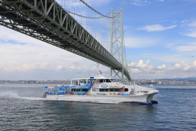 Photo of the Akashi Kaikyo Bridge and the steamer Marin-Awaji.