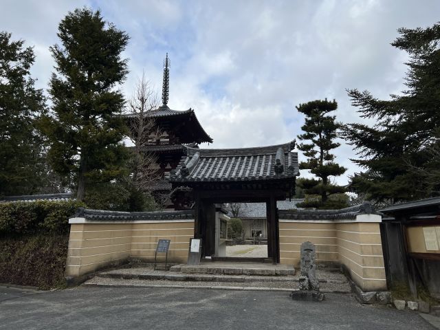 In front of the temple gate
(ｃ)Horinji