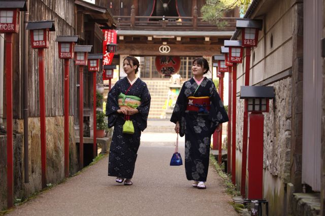 幻想的な弁天参道（べんてんさんどう）は、写真撮影におすすめ
(c)一般社団法人倉吉観光MICE協会