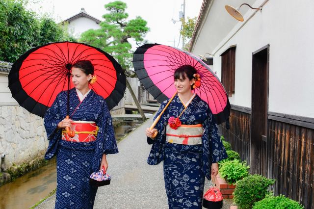 雨の日は和傘を無料貸出。外国人観光客にも人気
(c)一般社団法人倉吉観光MICE協会